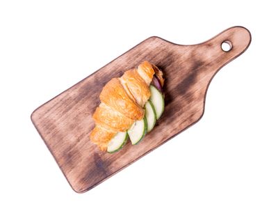 Mini croissant z pastą z tuńczyka, czerwoną cebulą i ogórkiem