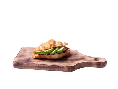 Mini croissant z pastą z tuńczyka, czerwoną cebulą i ogórkiem