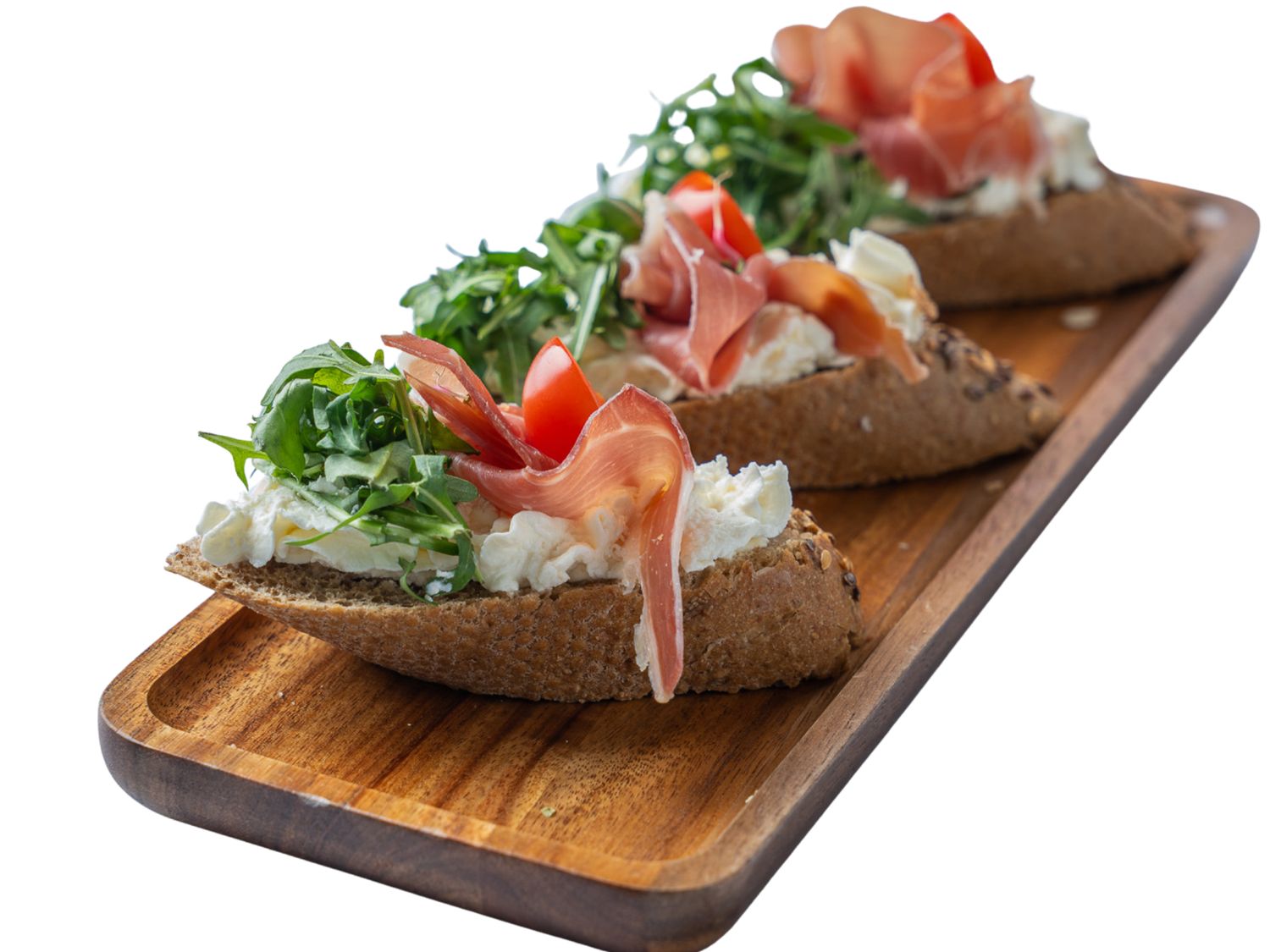 Mini kanapeczka z szynką dojrzewającą, rukolą i pomidorkami