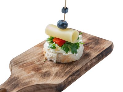 Mini kanapeczka z pastą pietruszkową, papryką i żółtym serem