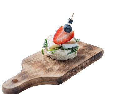 Mini kanapeczka z camembertem, rukolą i truskawką