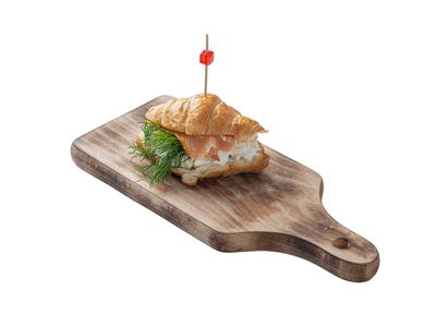 Croissant z kremowym serkiem, łososiem wędzonym i kaparami