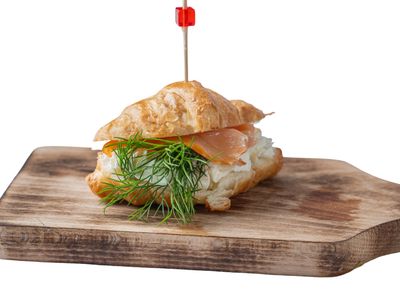 Mini croissant z kremowym serkiem, łososiem wędzonym i kaparami