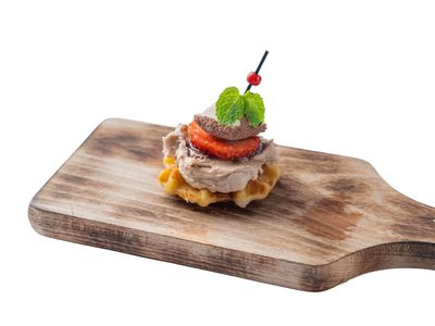 Mini gofr z kremem Kinder Bueno i orzechami