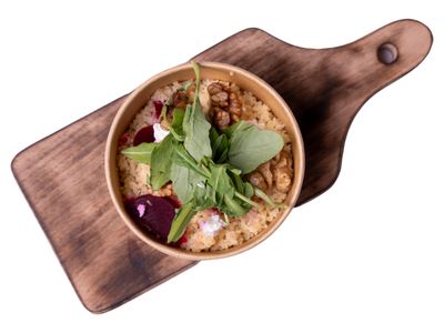 Mini sałatka z burakiem, fetą i kuskusem perłowym, orzechami włoskimi, ziarnami słonecznika i vinaigrette mojito