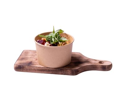 Mini sałatka z burakiem, fetą i kuskusem perłowym, orzechami włoskimi, ziarnami słonecznika i vinaigrette mojito