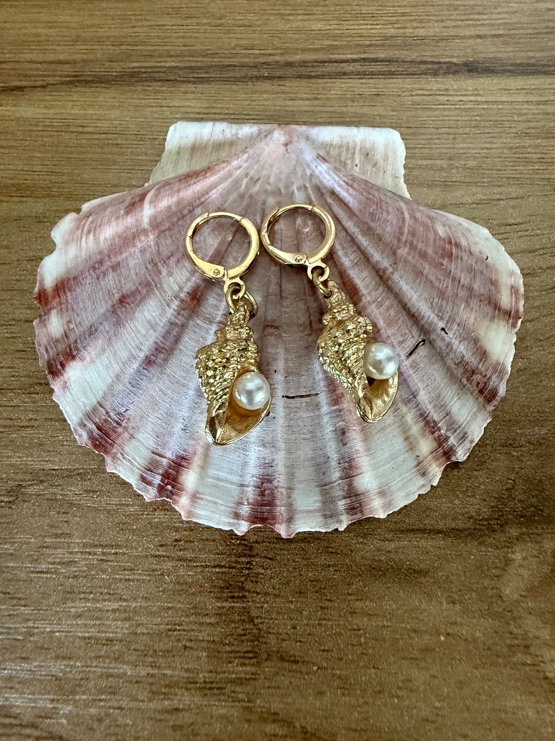 Gouden schelpenoorbellen met parel