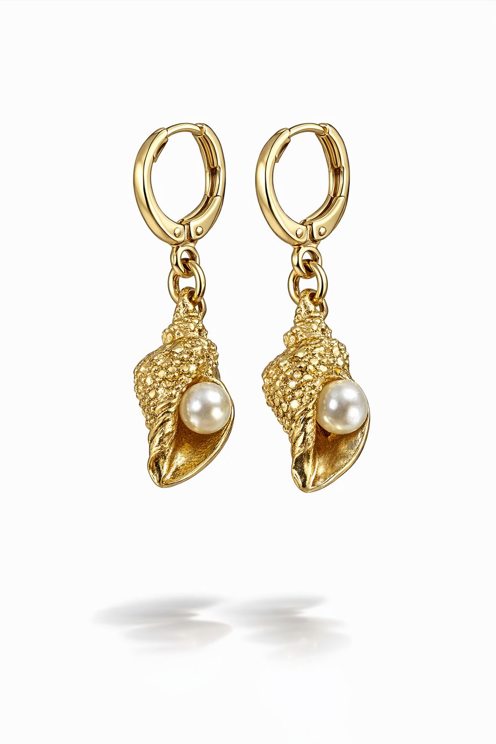 Gouden schelpenoorbellen met parel