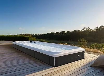 spa de nage jacuzzi blanc sur terrace