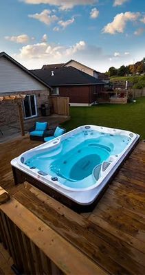 PowerPlay J-13 spa de nage sur une terrasse en teck