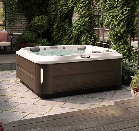 spa brun et blanc sur terrace en dalle blanche , jacuzzi j 335