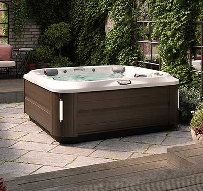 spa brun et blanc sur terrace en dalle blanche , jacuzzi j 335