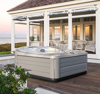 spa sur terrasse  bois et vue mer 