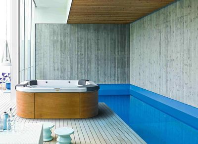 spa a coté d'une piscine