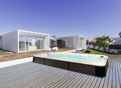 spa de nage intégré dans une terrasse en bois