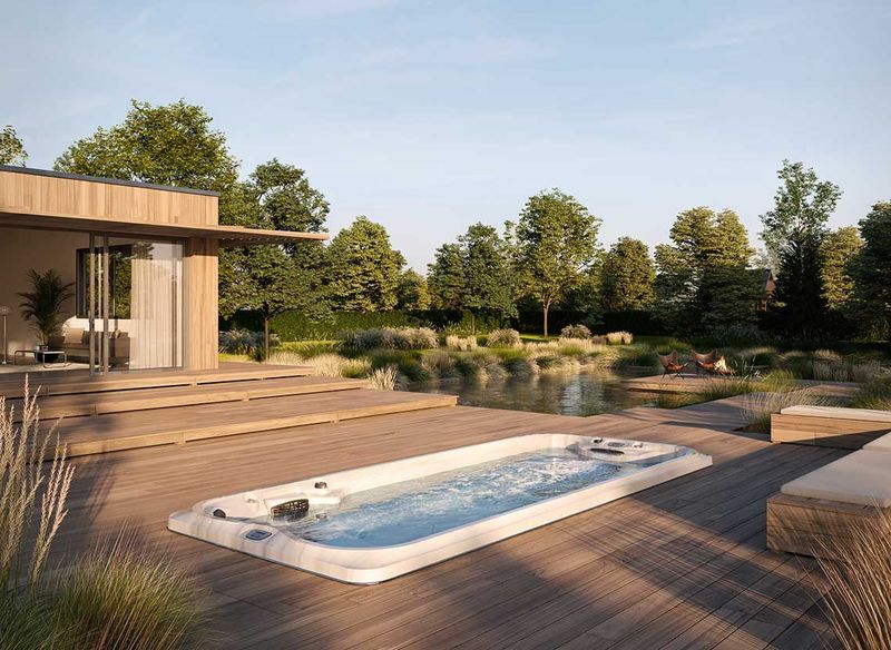 spa de nage intégré dans une terrasse en bois