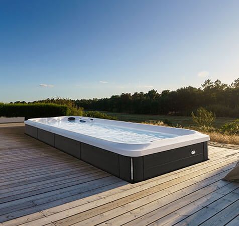 spa de nage sur terrasse en bois 
