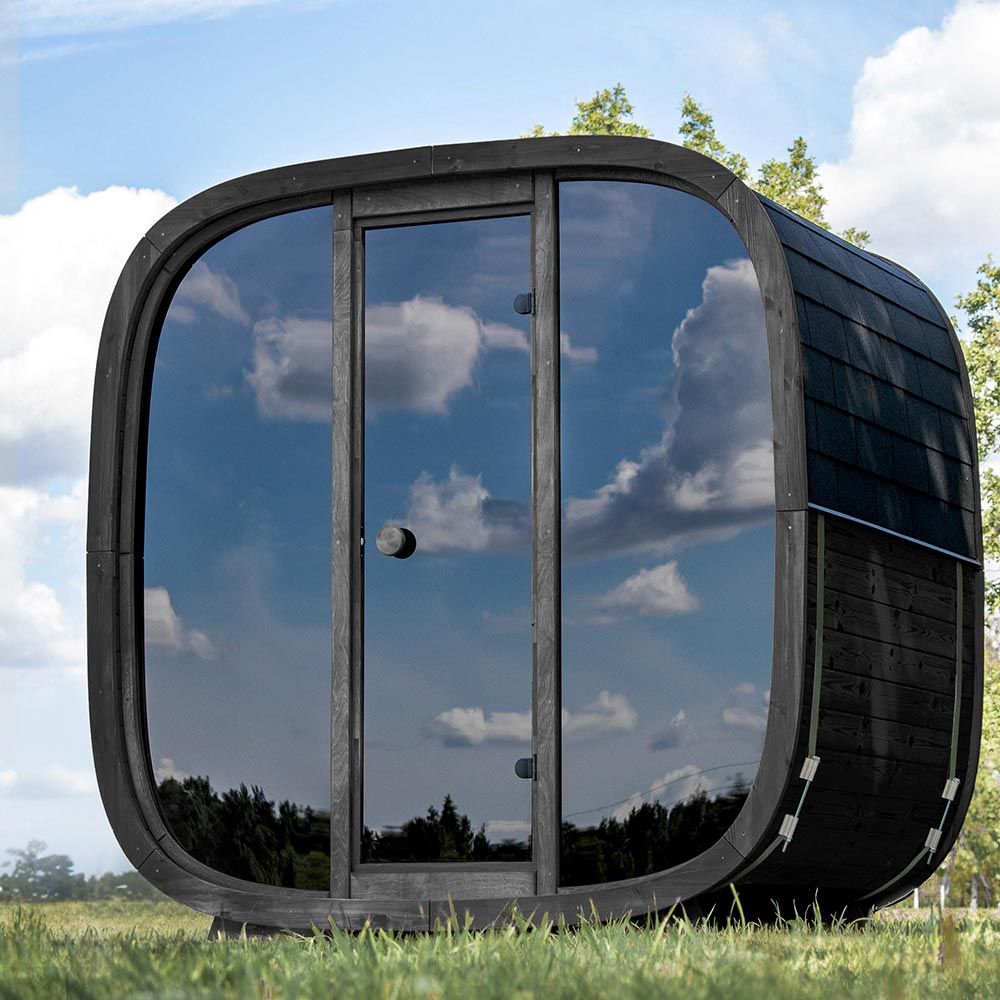 sauna extérieur en bois noir avec façade en verre