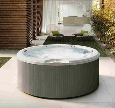 Spa roue , intérieur blanc sur térrace en marbre blanc 