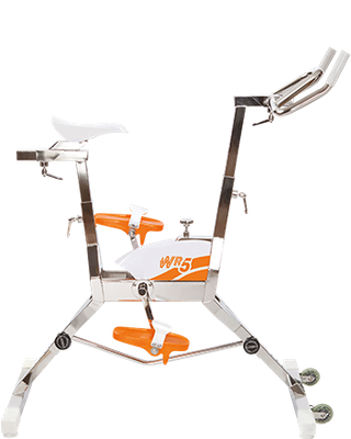 aquabike blanc et orange sur fond blanc