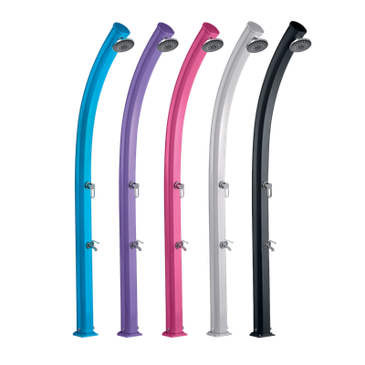 douche extérieur de plusieurs couleur au board d'un piscine eau bleu