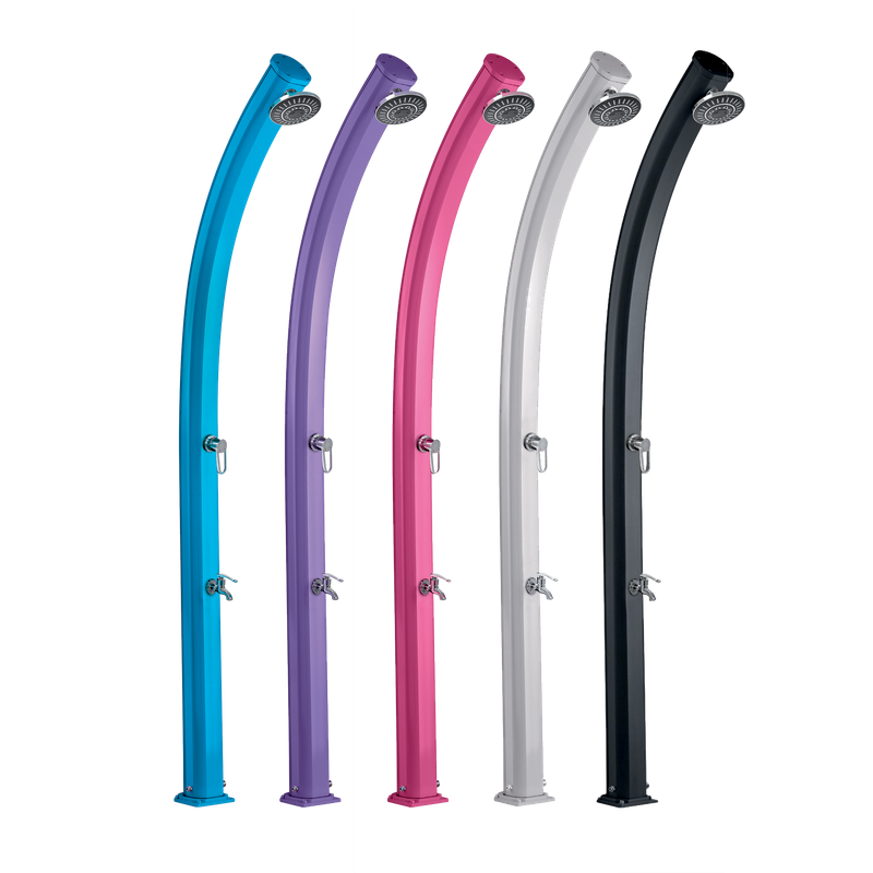 douche extérieur de plusieurs couleur au board d'un piscine eau bleu