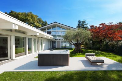 Spa Collection Jacuzzi J-200™