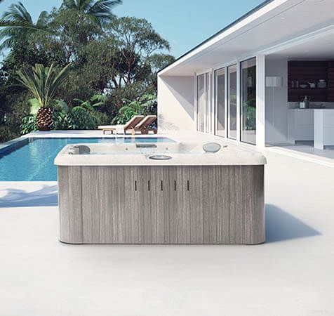 spa gris sur terrace a coté d'une piscine