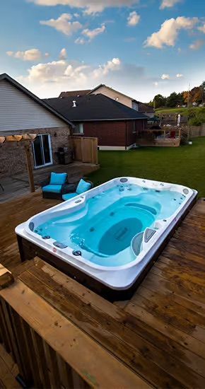 Jacuzzi® PowerPlay J-13 spa de nage sur une terrasse en teck