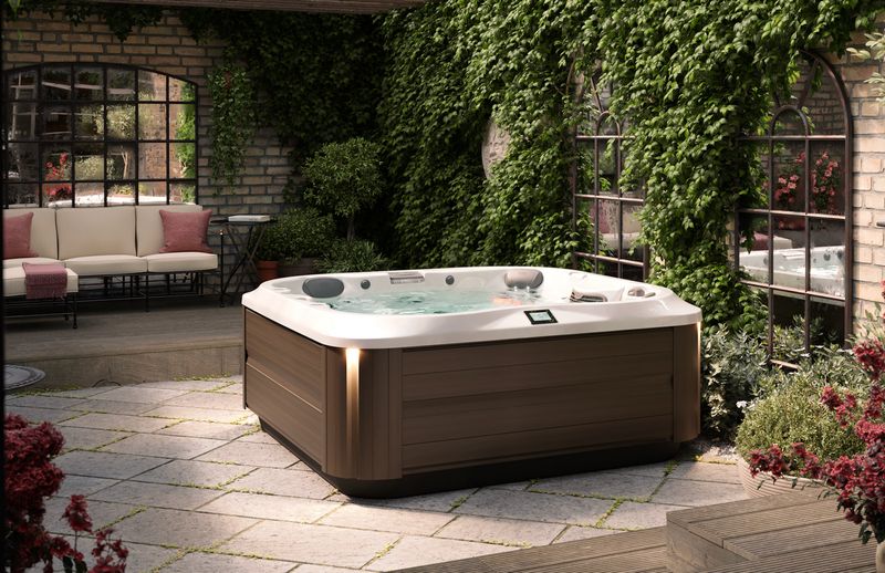 Spa JAcuzzi Home Spa blanc et bois sur cour intérieur 
