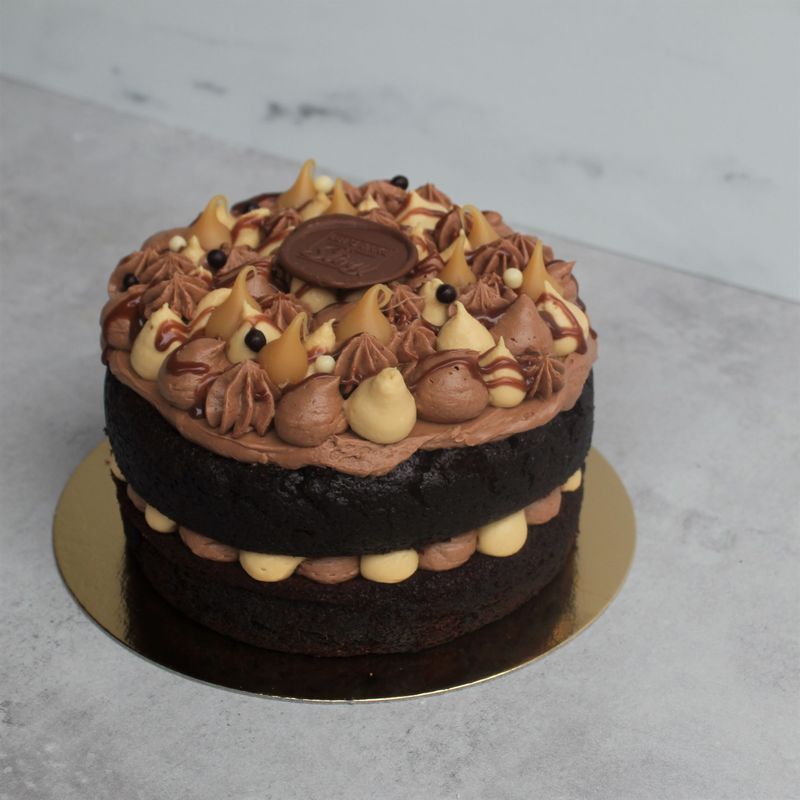 Chocolade cake met karamel &amp; Zwitserse room - Horeca