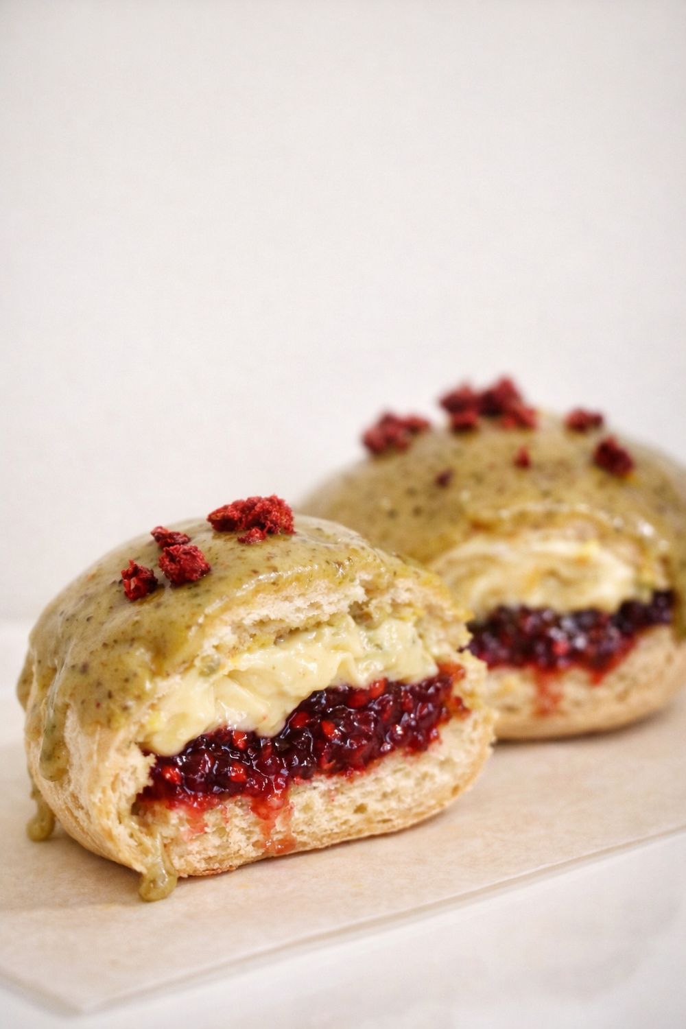 Pistáciovo-malinové profiterolky