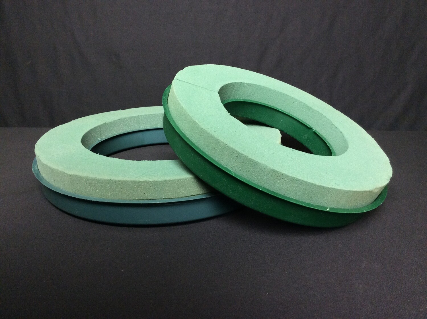 ​Oasis Wreath Ring 10&quot;. HS Code: 39231090 Country of origin: United Kingdom