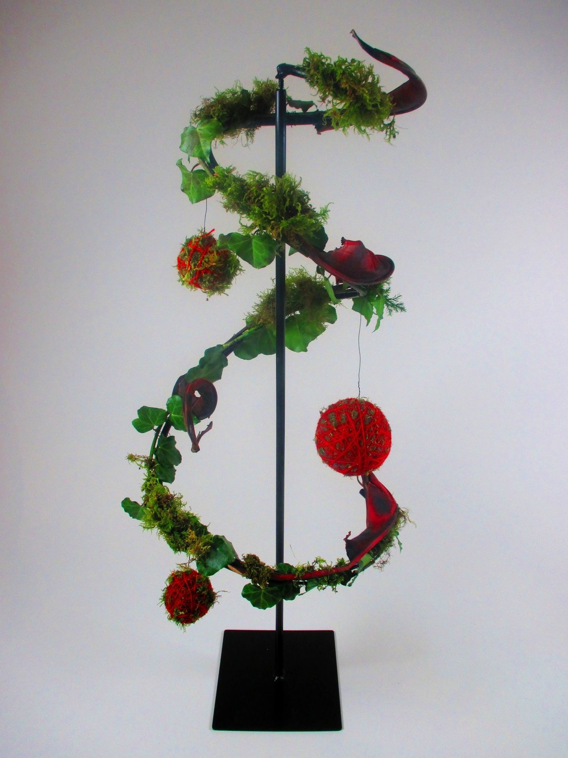 Kinetic Spiral 3&#39; h x 15&quot; w​
HS Code: 9403200030
Country Of Origin: Ireland