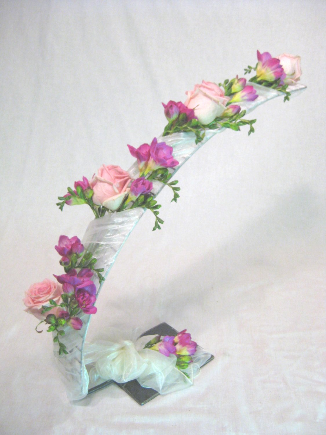 Cantilever Stand 24&quot; high x 8&quot; base x 3&quot; mesh
HS Code: 9403200030
Country Of Origin: Ireland