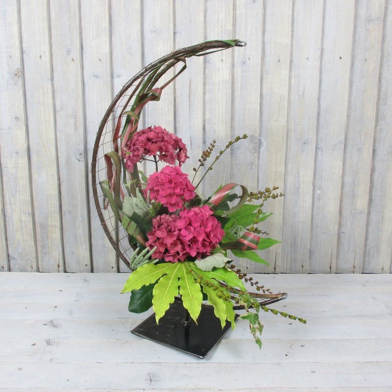 Half Moon Stand Large 28” h x 23” w x 5” d
HS Code: 9403200030
Country Of Origin: Ireland