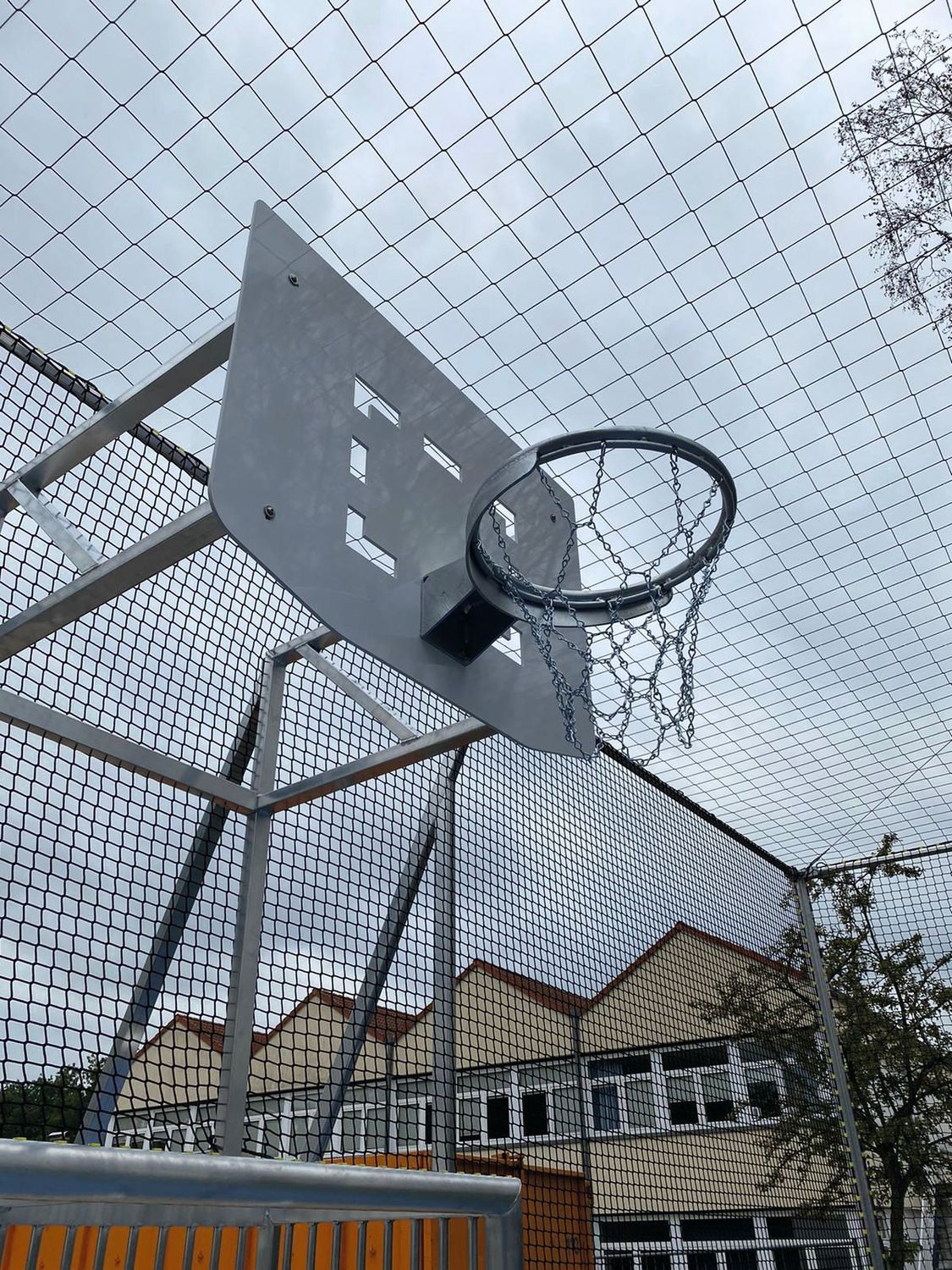 Bolzplatztor mit integriertem Basketballkorb