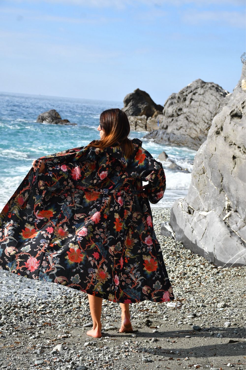 accappatoio fiori neri con cappuccio