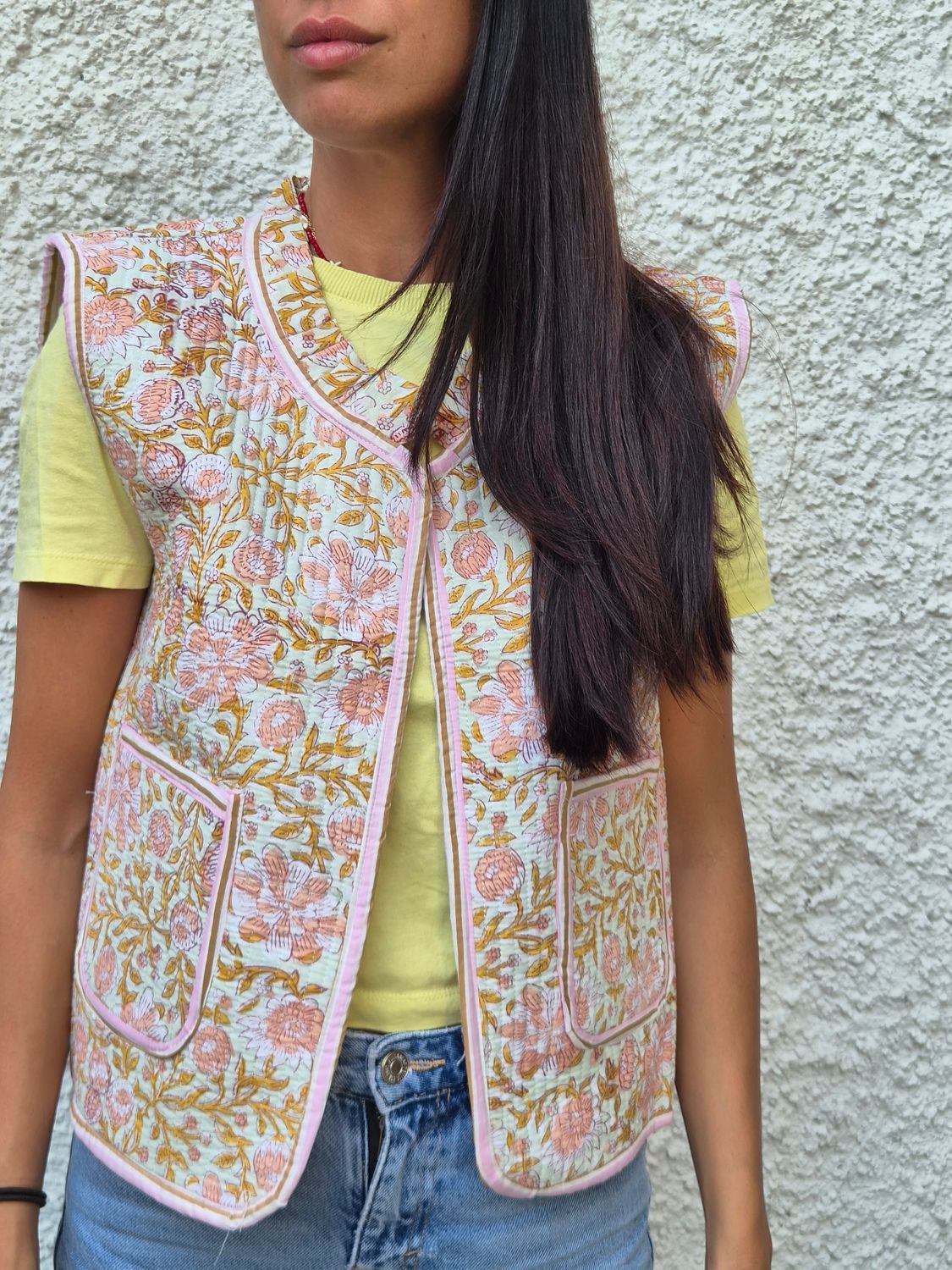 Gilet trapuntato rosa con fiori