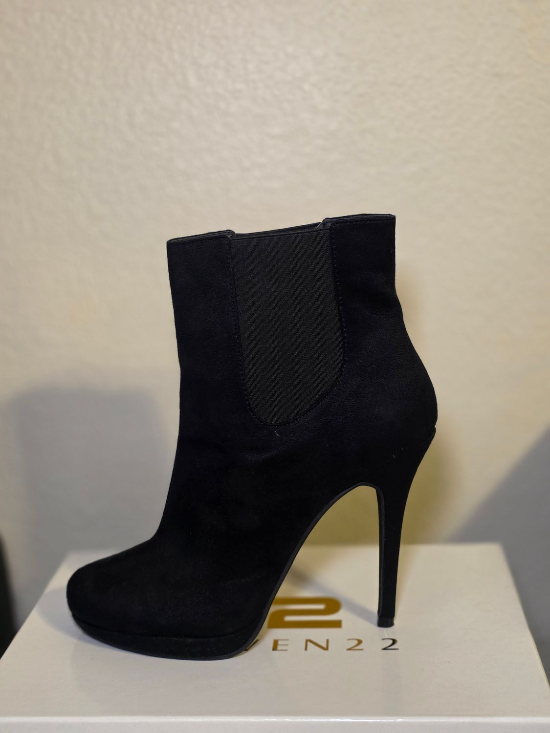 Sashe&#39; Ankle Bootie-Black
