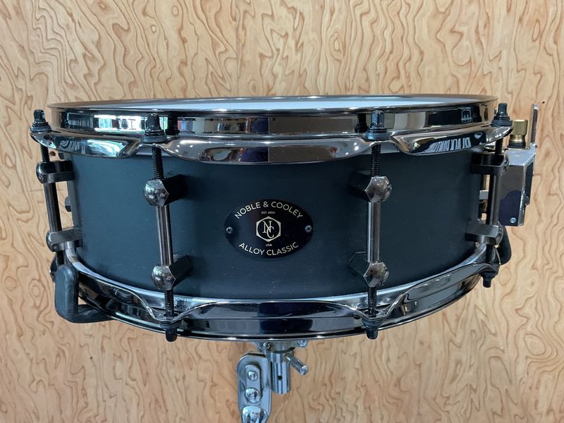 ALLOY CLASSIC 4.75X14 - BLACK BLACK HARDWARE, FLANGED BLACK HOOPS