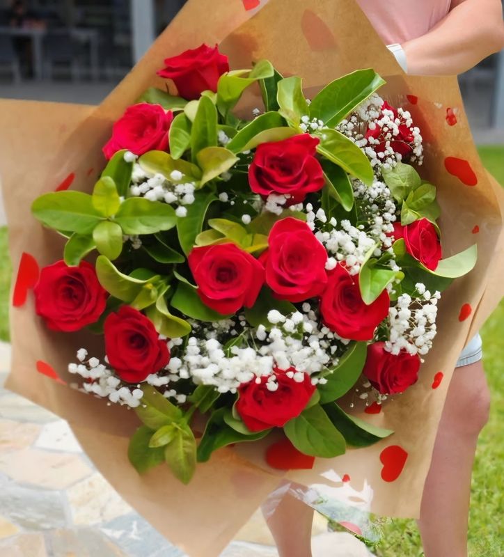 Bouquet of a Dozen Roses