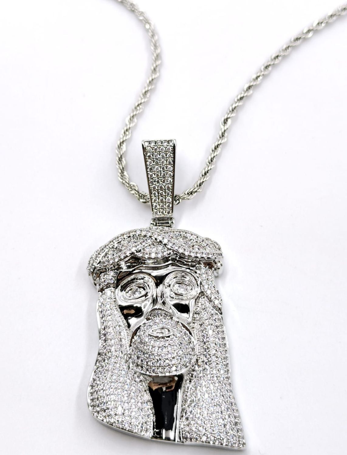 Cadena con colgante de Jesús