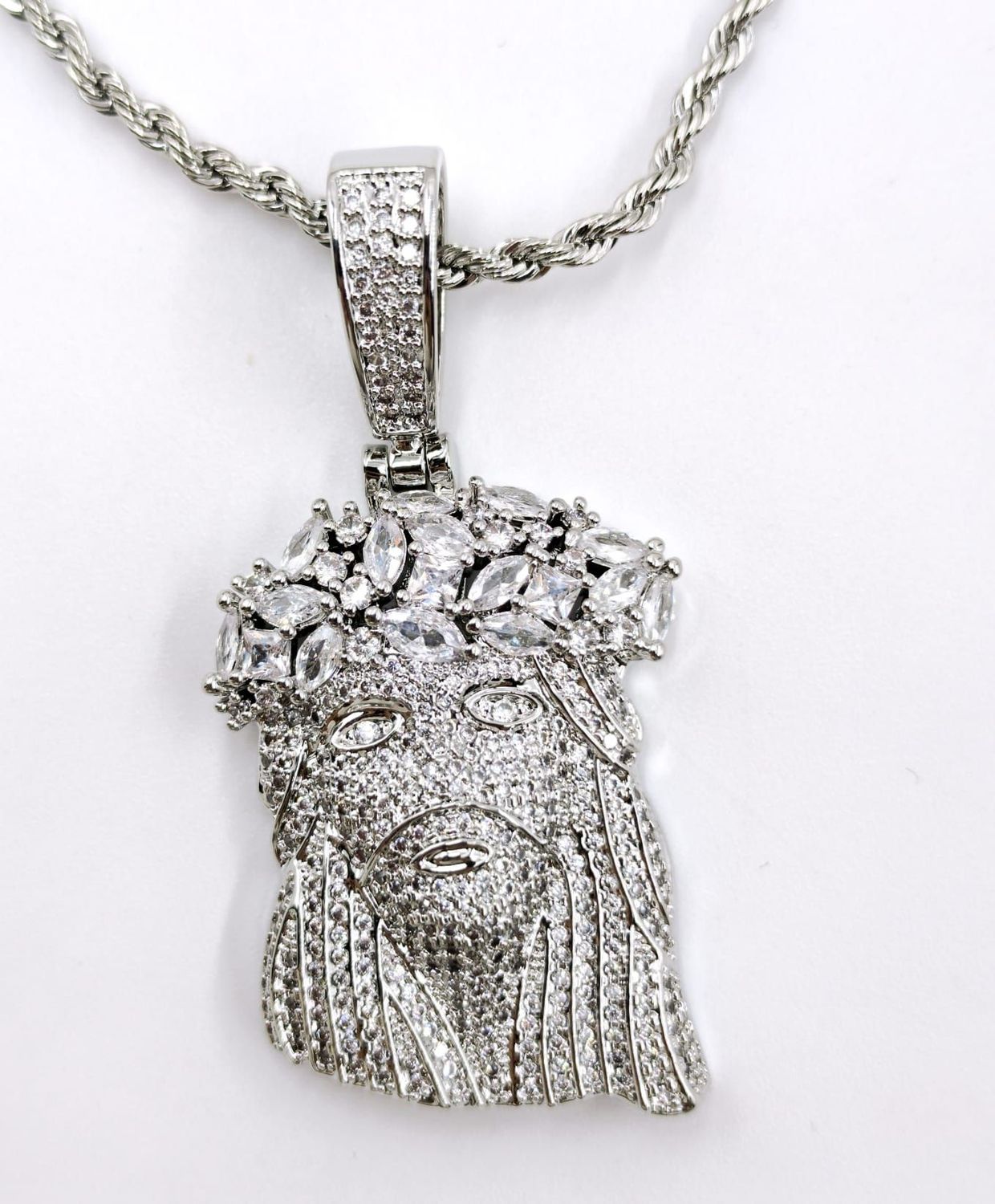 Cadena con colgante de Jesus con corona