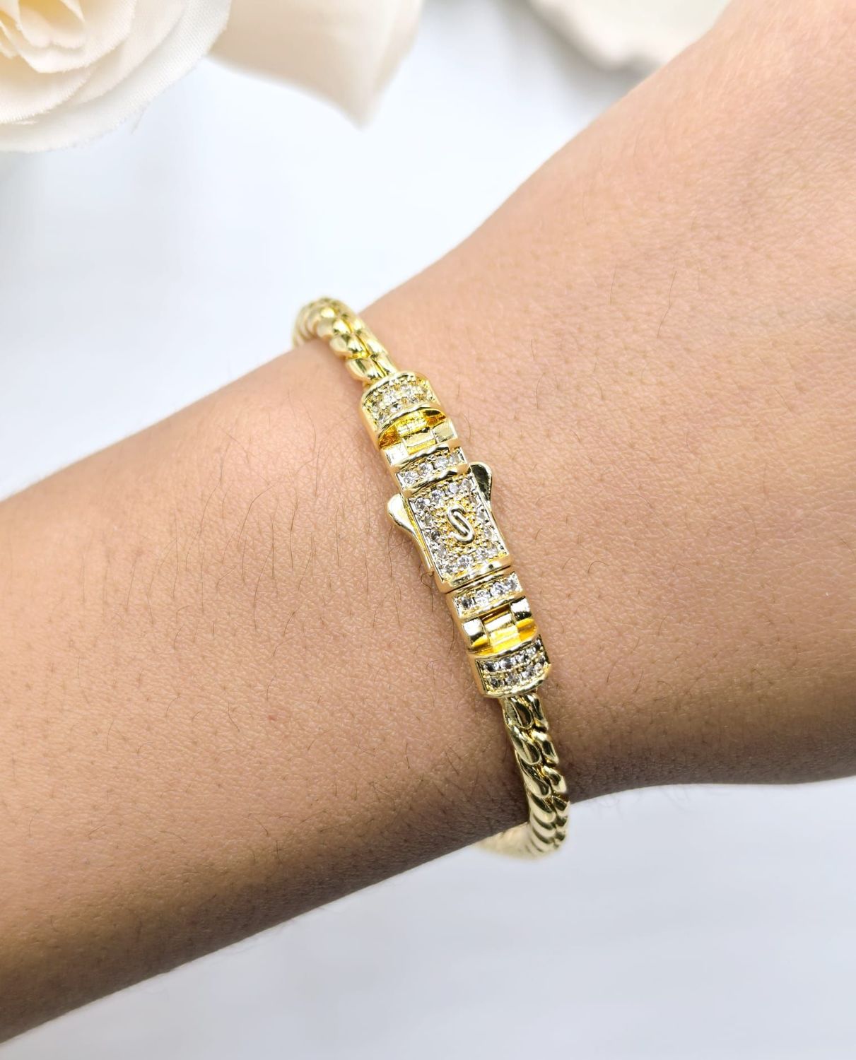 Pulsera con diseño cordón
