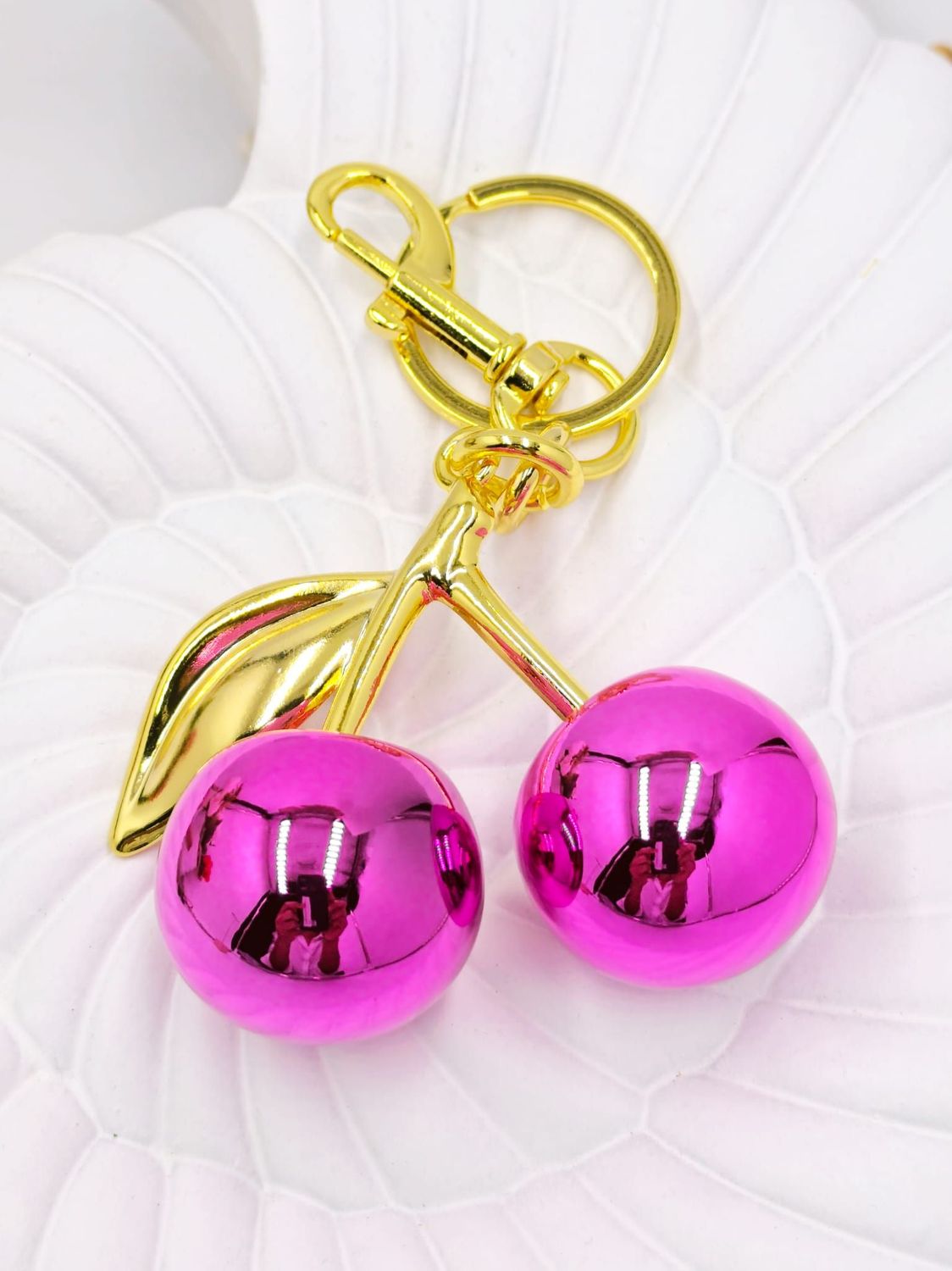 Llavero cereza fucsia
