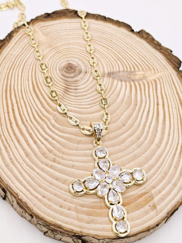 Cadena con cruz brillante