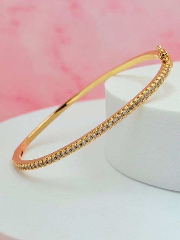 Pulsera rígida con piedras blancas