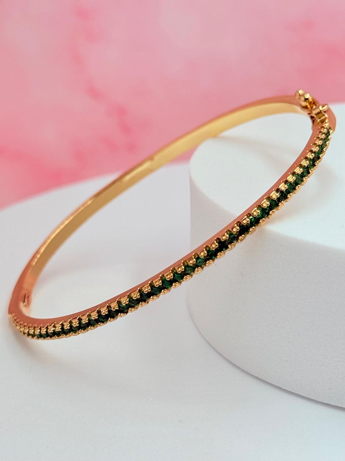 Pulsera rígida con piedras verdes
