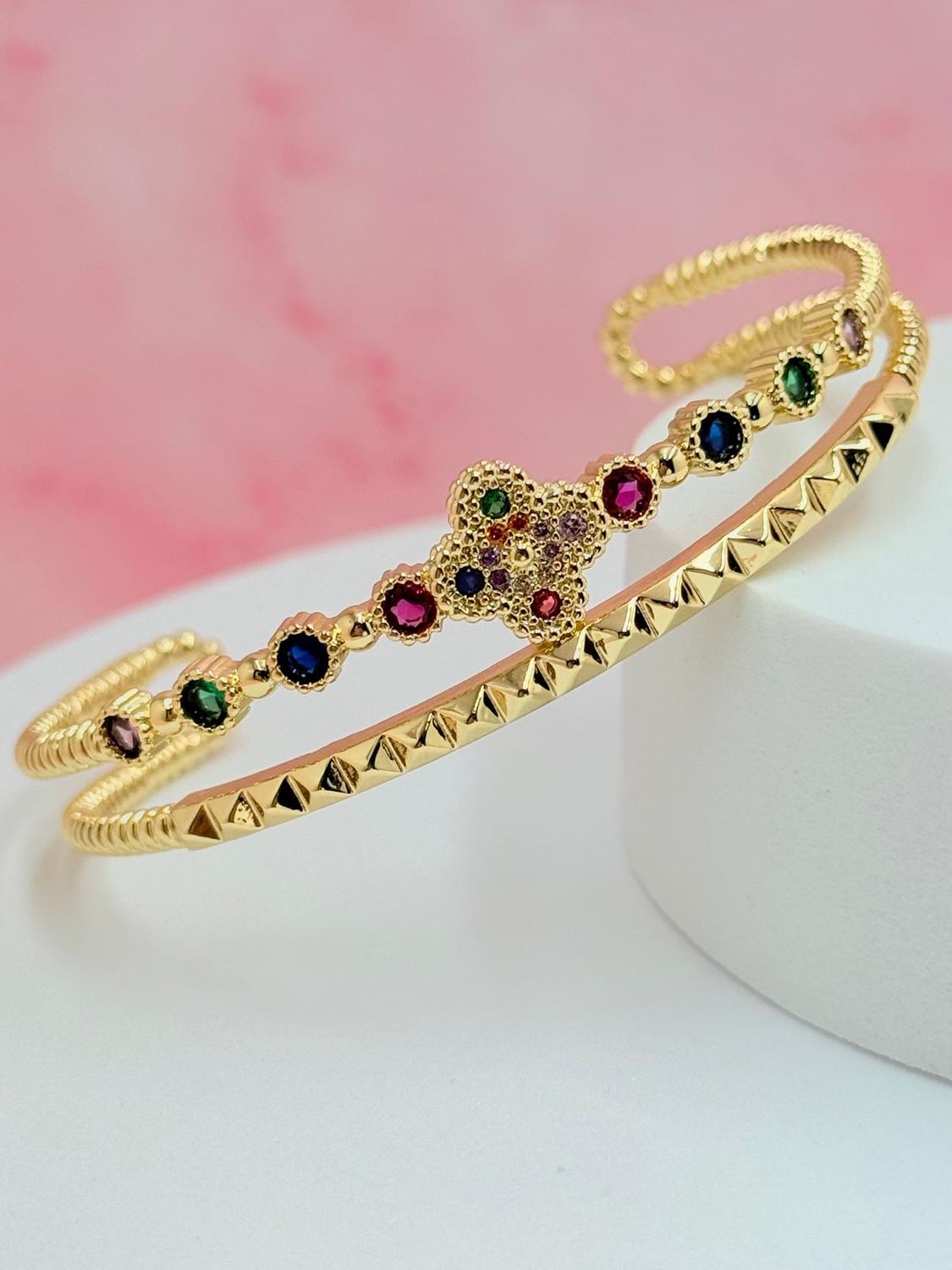 Pulsera rígida abierta de trébol con piedras multicolor